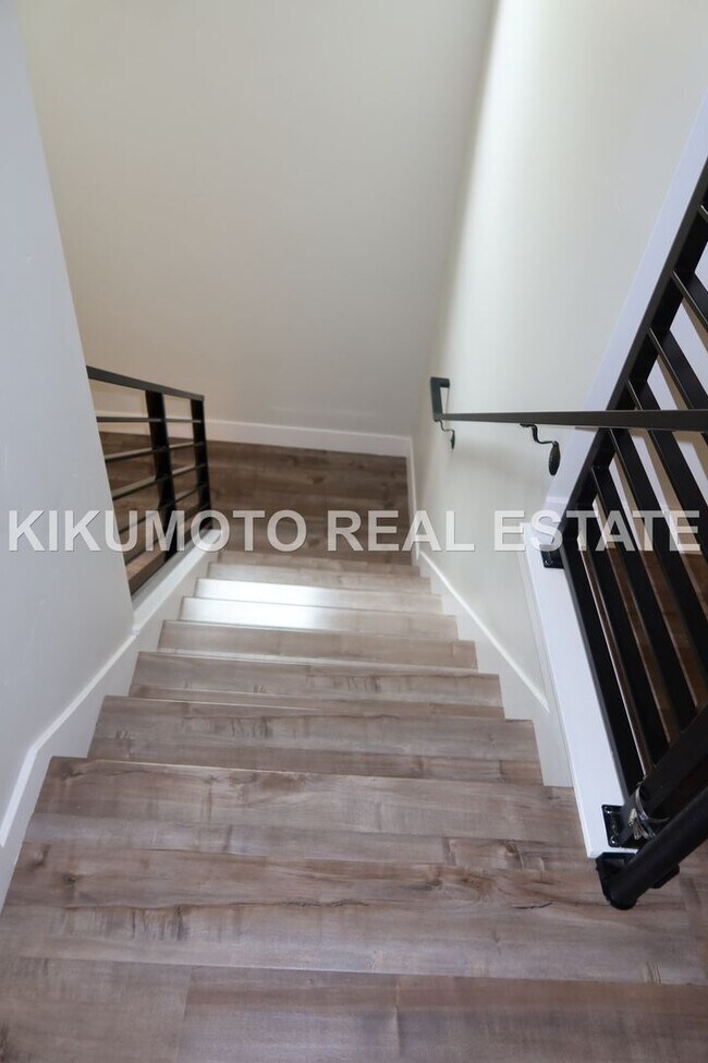 Building Photo - Modern & Elegant Tri-level home in the Riv...