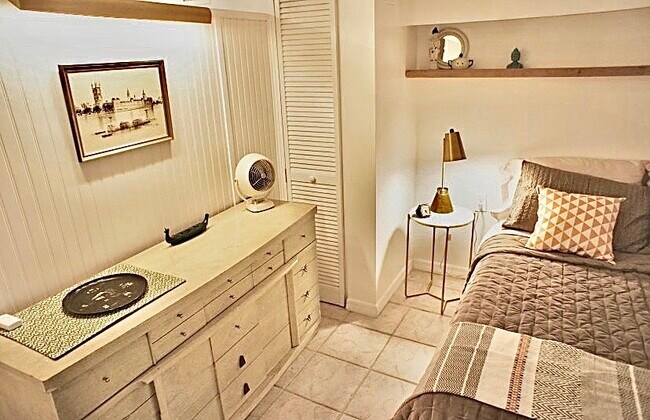 Building Photo - 21 Arenta St