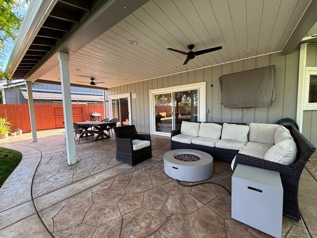 Building Photo - 879 Fall River Trail