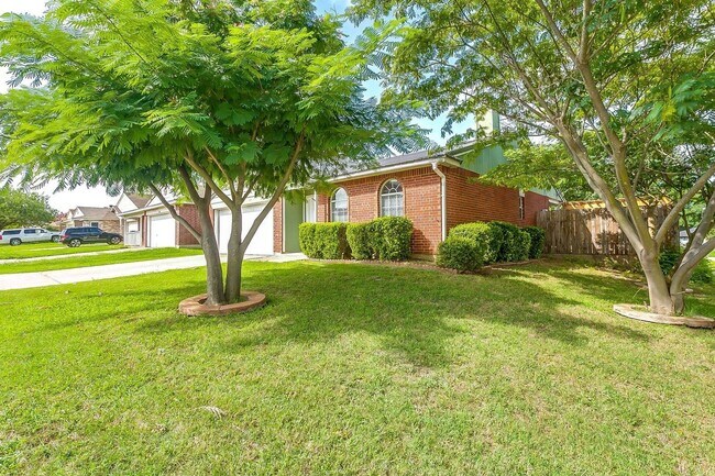 Building Photo - Excellent 3 Bedroom 2 Bath with many featu...