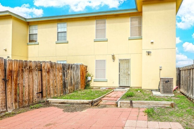Building Photo - 1000 Ranchway Dr