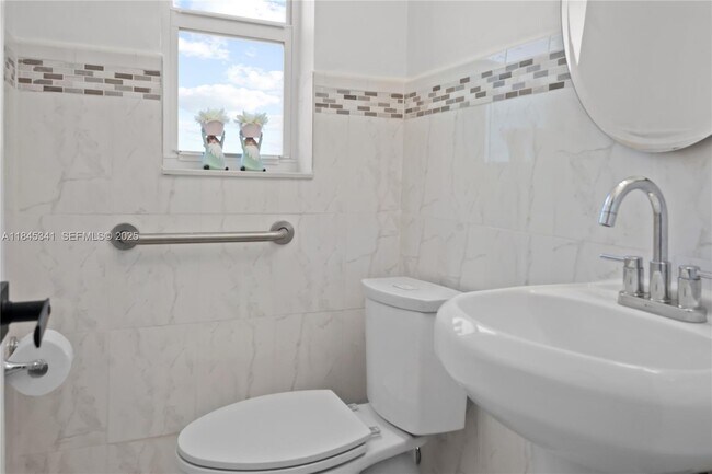 Building Photo - 1310 SW 76th Ave