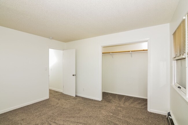 Building Photo - 314 Knox Ave N