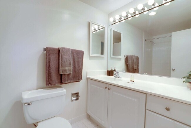 Building Photo - 1600 S Eads St