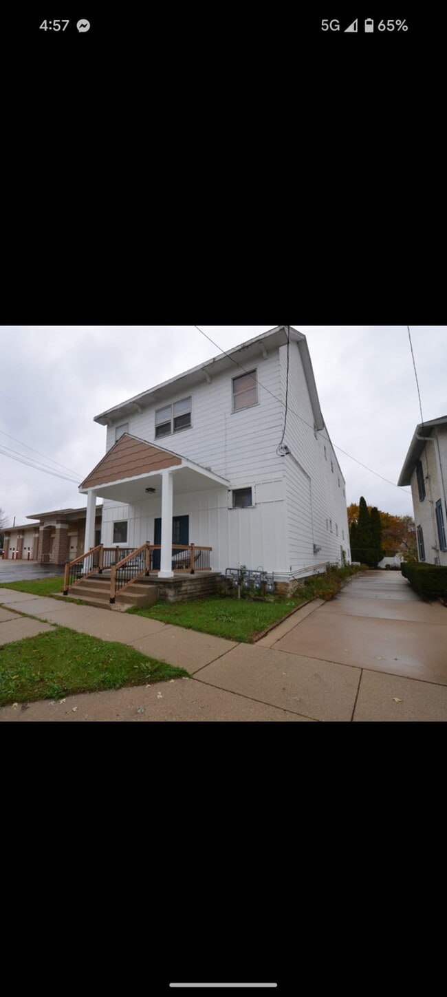 Building Photo - 132 E Main St