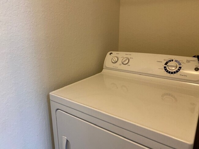 Building Photo - Spacious 1st Floor 2 Bed, 2 Bath Condo with New Carpet | Gated Community Near Universal Studios!