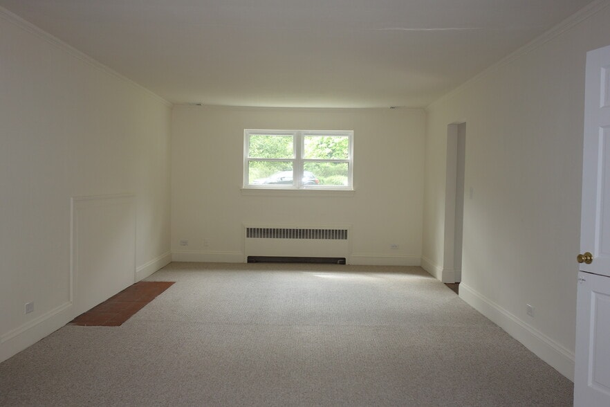 Large living room - 116 Howard Dr