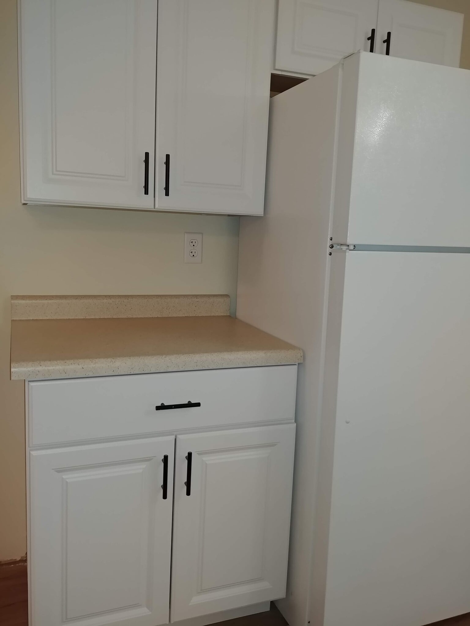 Kitchen - 92 Logan Ave W