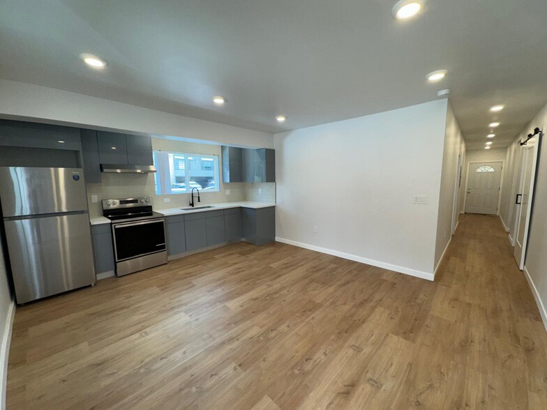 Building Photo - 553 N Flores St