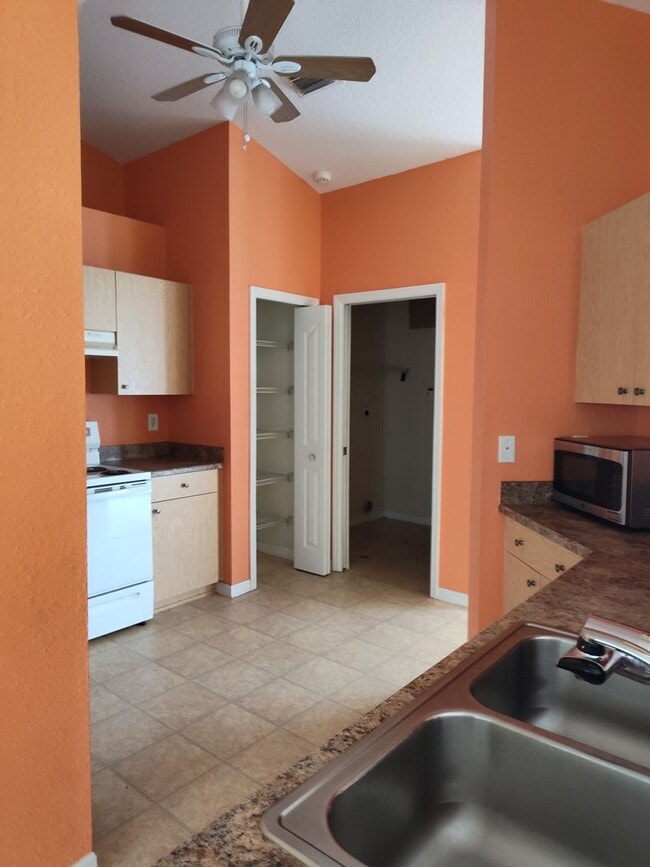 Building Photo - Inviting 3 Bedroom, 2 Bath Home in Desirab...