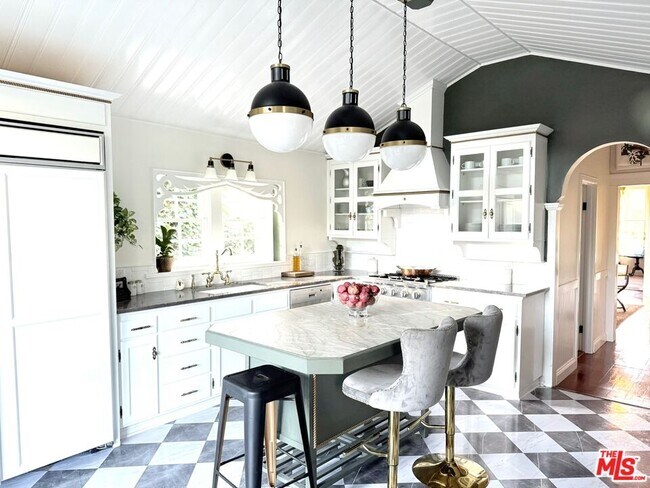 Building Photo - 370 Main St