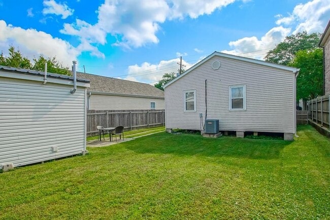 Building Photo - 704 Metairie Lawn Dr