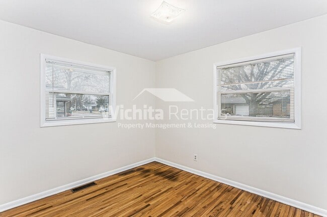 Building Photo - 2 bedroom 1 bath duplex