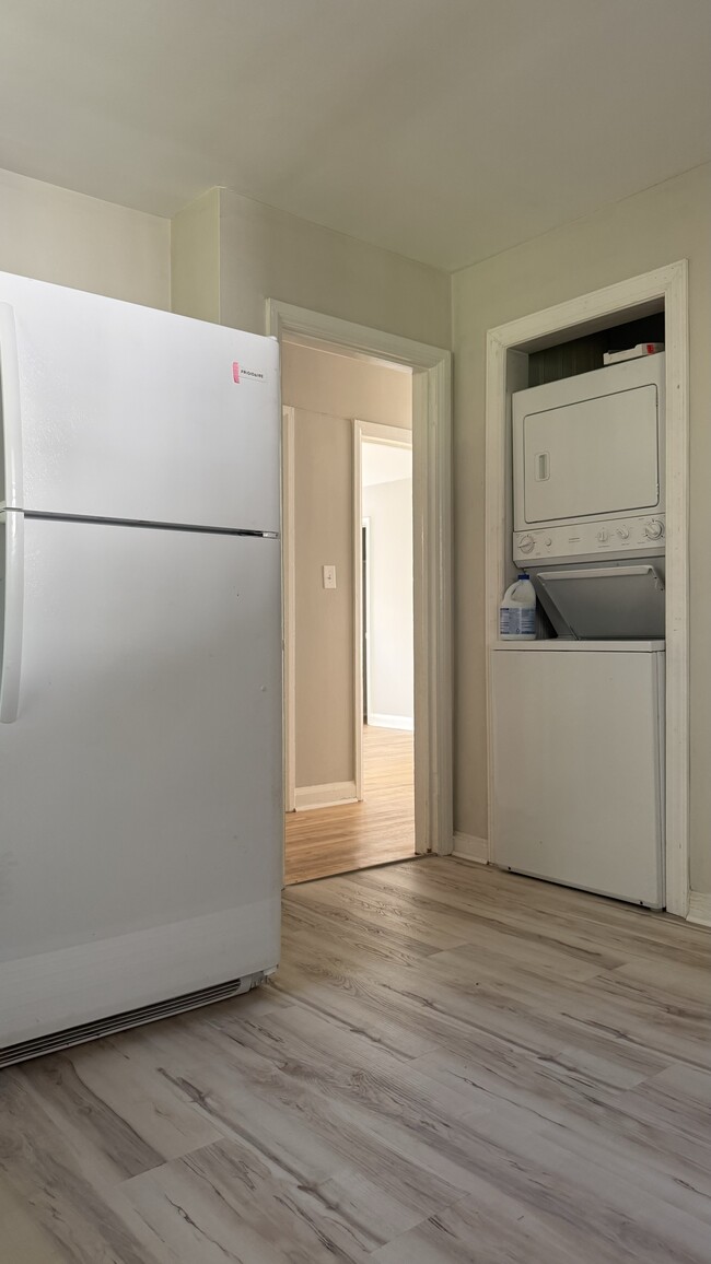 Kitchen + Wash/Dryer - 1442 N Hamilton St