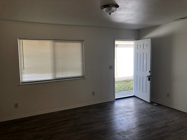 Building Photo - 1100 N Mooney Blvd