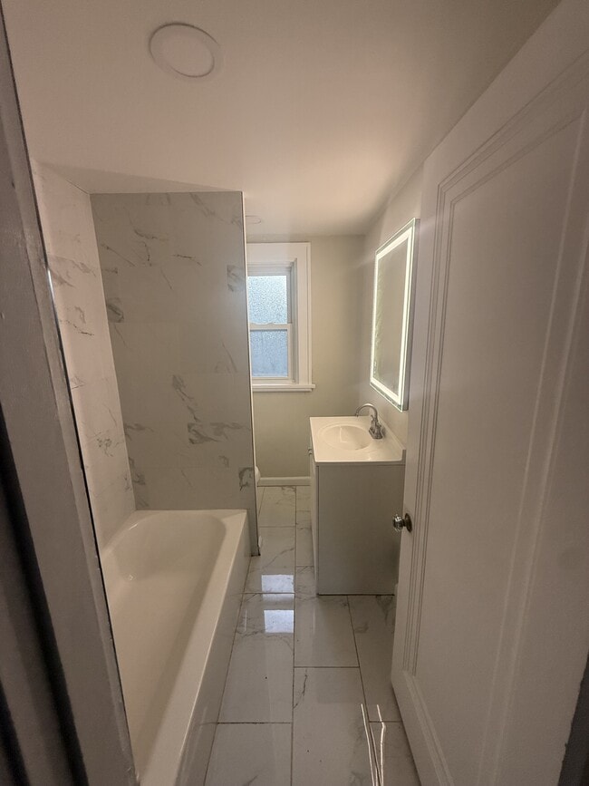 Building Photo - 2900 Clermont Ave