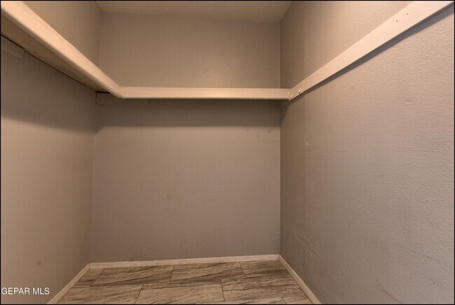 Building Photo - 8400 Parkland Dr