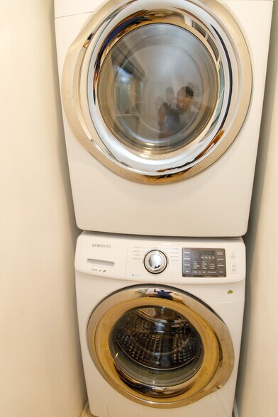 Laundy room - 11364 Homedale St