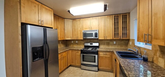 Building Photo - 449 S Doheny Dr