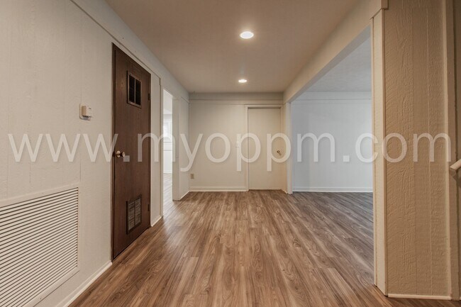 Building Photo - Spacious 3 Bedroom / 1 Bathroom Duplex | Gretna