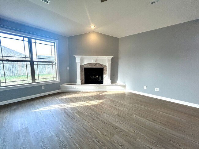 Building Photo - 3 bedroom 2 bath modern style home minutes from Centerton Main!!