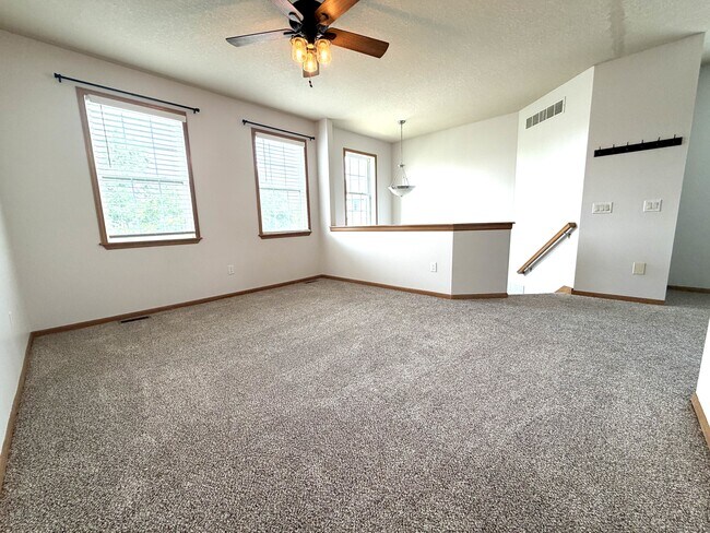 Building Photo - 1005 NE Kamies Ln