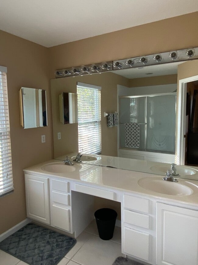 Building Photo - Fully Furnished Town House 3 Bedroom/2.5 B...
