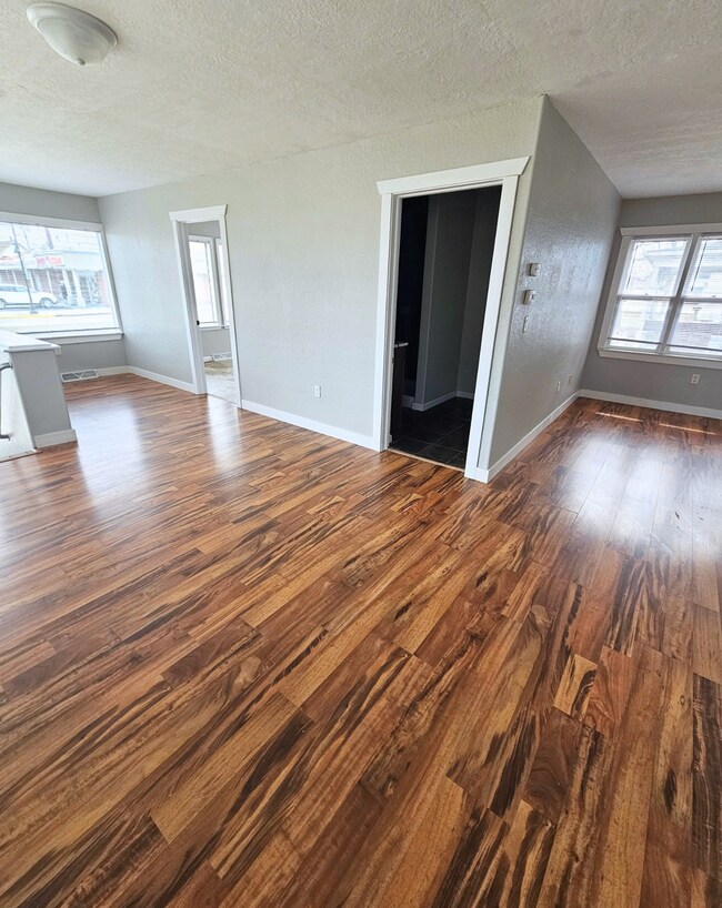 Building Photo - 1-603 1/2 N Superior Ave