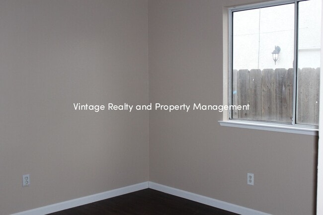 Building Photo - Back On The Rental Market Recently Updated...