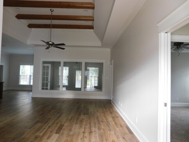 Building Photo - Grove Point Beauty