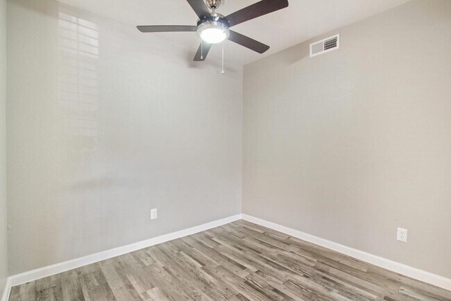 Building Photo - 1212 Hampshire Ln