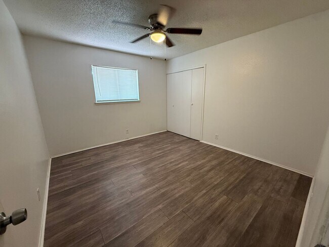 Building Photo - 2307 Lake Louise Dr