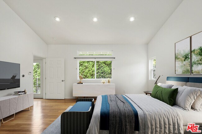 Building Photo - 907 Las Pulgas Rd