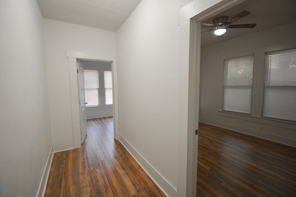 Building Photo - 1114 W Russell Plz