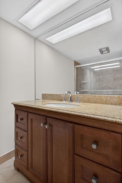 Building Photo - 2651 S Palm Aire Dr