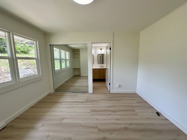 Building Photo - Renovated 3BR/2BA Home with Ocean Views – Aina Haina