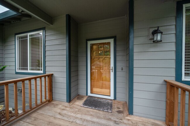 Building Photo - 9965 SE Taggart St