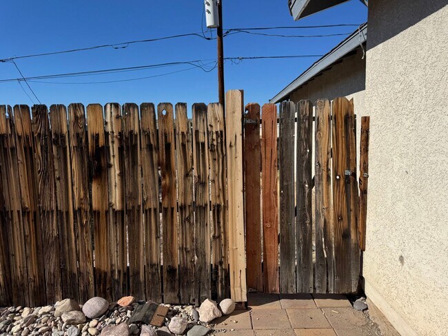 Building Photo - 3BR Duplex with gated yard and Garage