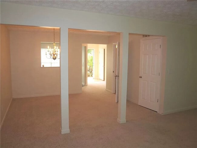 Building Photo - Three Bedroom Town Home, Total Electric