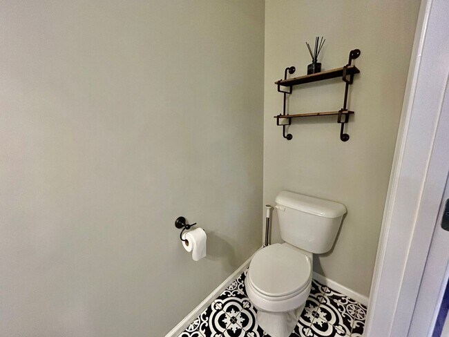 Building Photo - Three bedroom with finished basement in Hamburg!