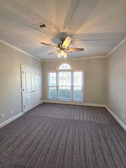 Building Photo - 107 Edinburgh Way