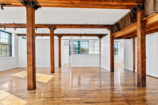 Building Photo - 881 E 1st St