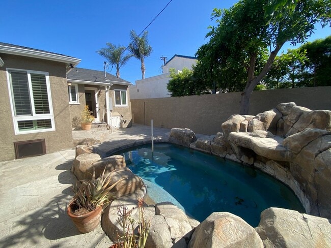 Building Photo - Beautifully Remodeled 3 Bedroom Naples Hou...