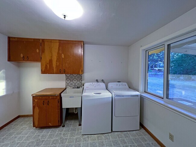 Building Photo - Rental ranch rambler - 3 bed, 2.5 bath, 2 ...