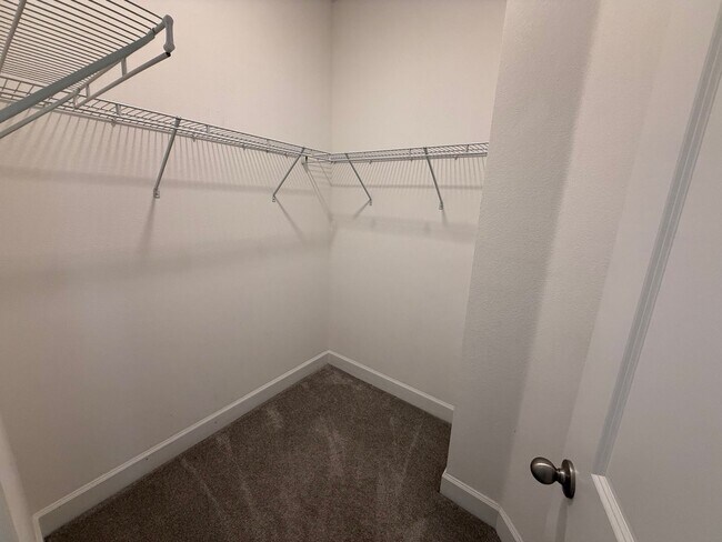 Building Photo - 5/4 Spacious Lake County Home