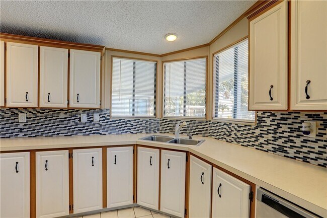 Building Photo - 561 Dolphin Cir