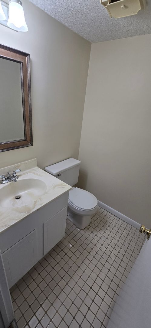 Building Photo - Townhome convenient to shopping and schools