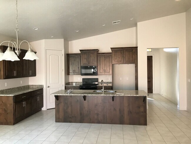 Building Photo - Beautiful like new home, 3 bedroom and 3 b...