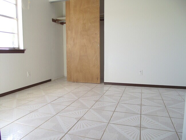 Building Photo - Northeast El Paso 3 bed with Bonus Room!