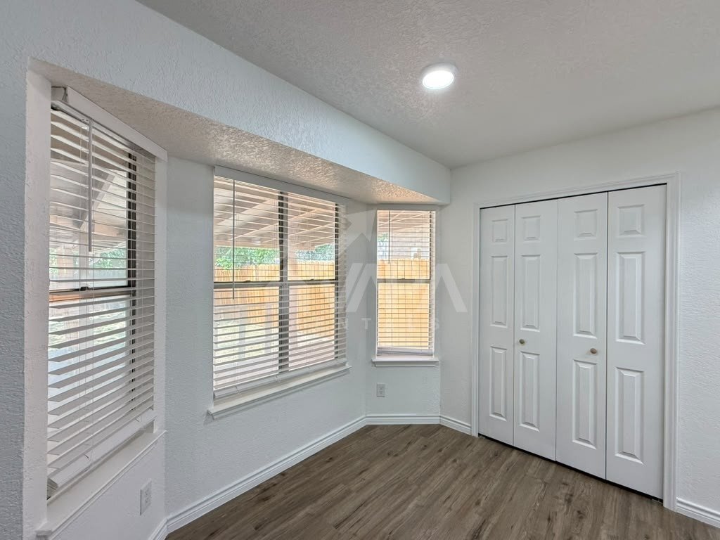 Building Photo - 209 High Oak